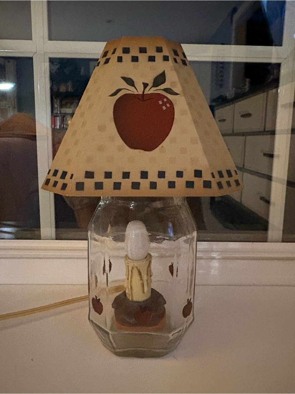 CRAZY MOUNTAIN Y2K VINTAGE Home decor Cream and Red Apple Table Lamp